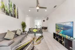 Twin Metroview Apartments I King Bed I FreeParking - Image 5