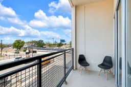 Serene loft style 2Bth | Gym | Parking | Workspace - Image 4