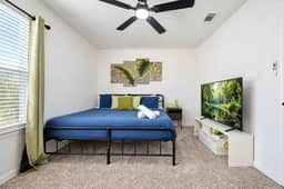 Serene 4BR | Free Parking | Workspace - Image 5