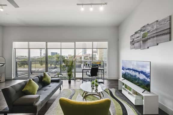 City View 1BR I Gym I Free Parking I Workspace - Image 1