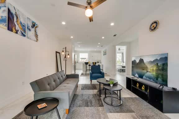 Metro View 2BR | Free Parking I King Bed Workspace - Image 1