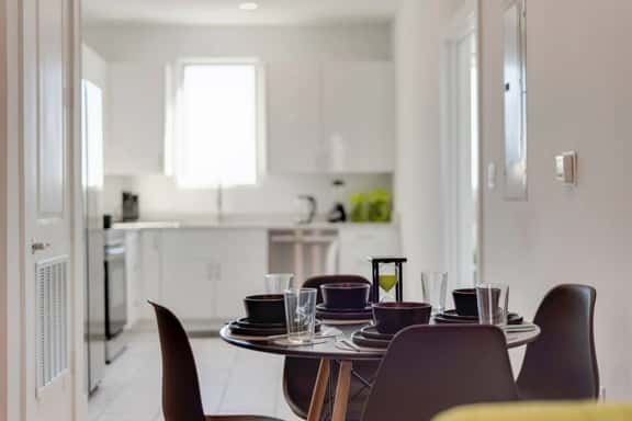 Twin Metroview Apartments I King Bed I FreeParking - Image 1