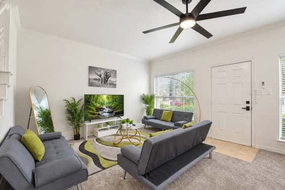 Serene 4BR | Free Parking | Workspace - Image 1