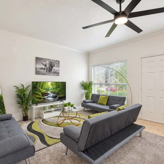 Serene 4BR | Free Parking | Workspace - Image 1