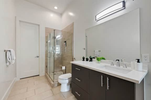 City View 1BR I Gym I Free Parking I Workspace - Image 5