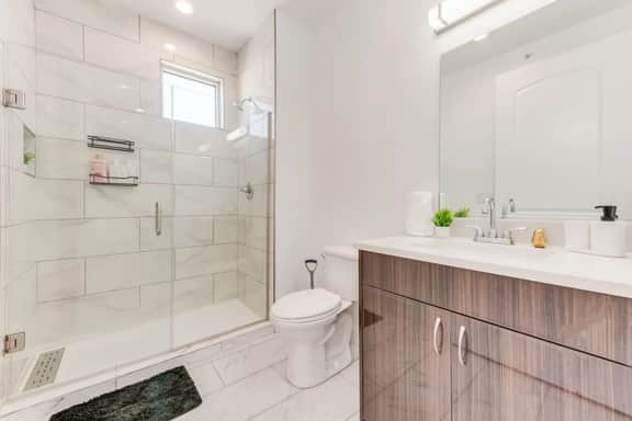 Skyline 2BR I Free Parking I King Bed I Workspace - Image 4