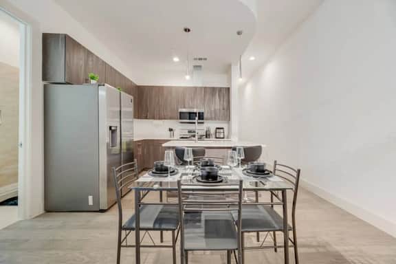 Snazzy loft style 2BR | Gym | Parking | Workspace - Image 4