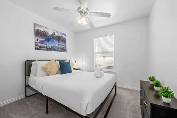 Spacious 4BR | Free Parking | Workspace - Image 4