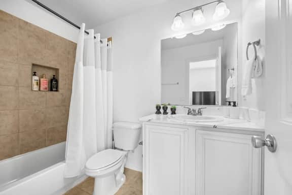 Spacious 4BR | Free Parking | Workspace - Image 5