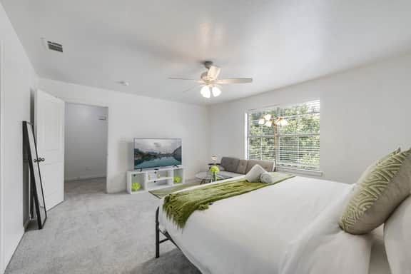 Tranquil 3BR I Free Parking I Workspace - Image 4