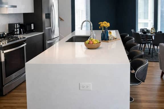 Trendy 3BR | Parking | Workspace - Image 5