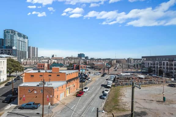 Twin City View Apartments I King Bed I FreeParking - Image 4