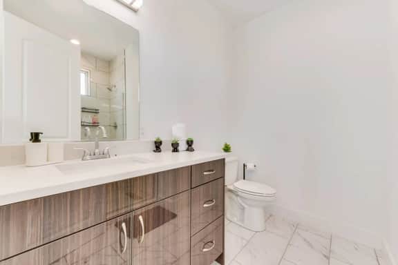 Twin City View Apartments I King Bed I FreeParking - Image 2