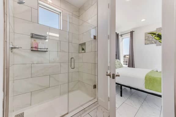 Twin City View Apartments I King Bed I FreeParking - Image 3