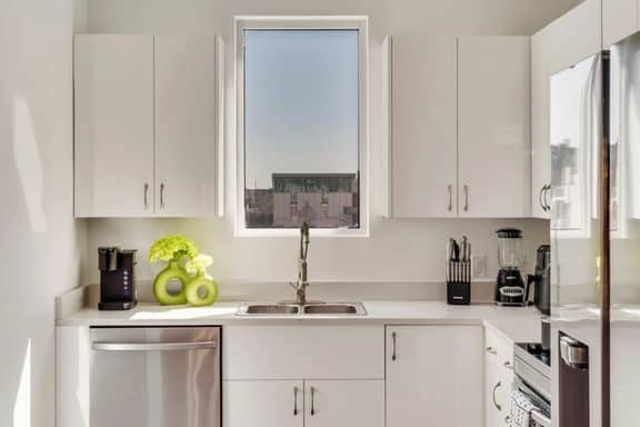 Twin Metroview Apartments I King Bed I FreeParking - Image 4