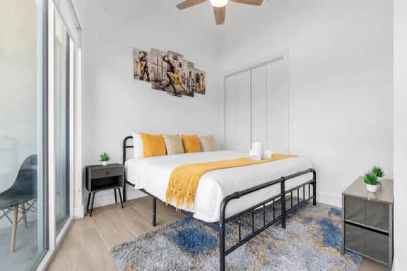 Serene loft style 2Bth | Gym | Parking | Workspace - Image 2